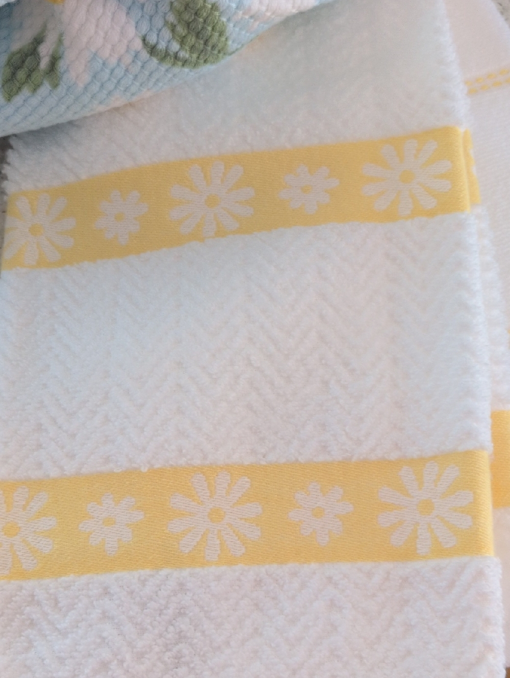 TRULY LOU Daisy Print Kitchen Towels - Blue & Yellow Qty 3 - Picture 3 of 5